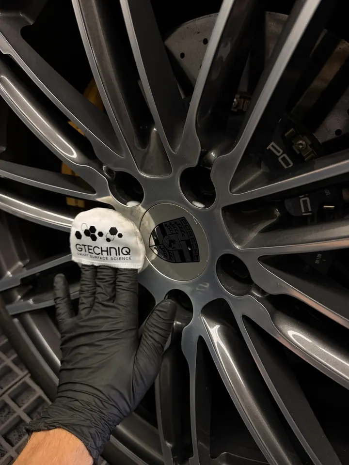 Application d'un produit Gtechniq sur une jante Porsche