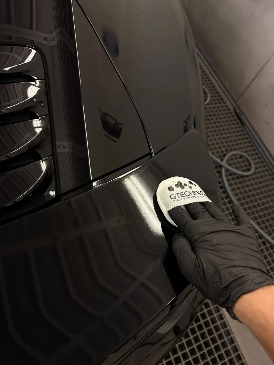 Application d'une protection céramique Gtechniq à l'applicateur sur une carrosserie noire