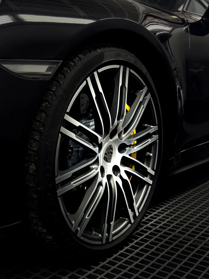 Jante Porsche propre et brillante, étrier jaune visible