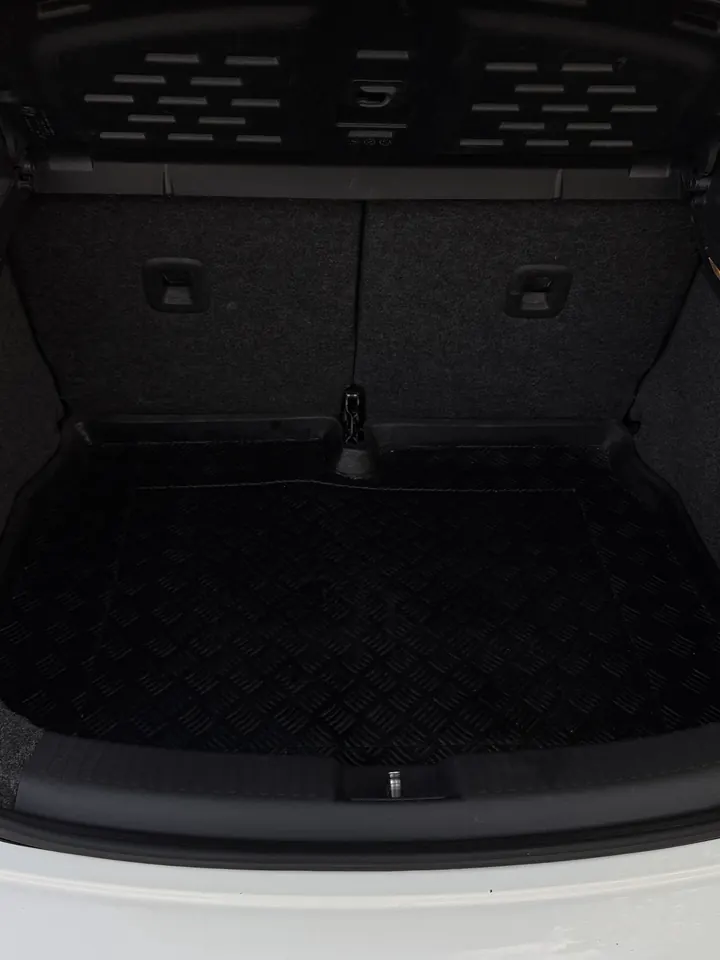Coffre de la même Volkswagen Beetle après nettoyage
