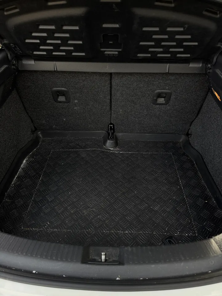Coffre d'une Volkswagen Beetle avant nettoyage, bac et moquette avec débris