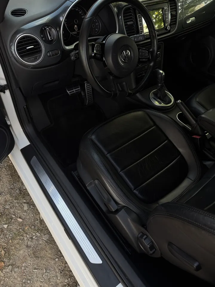 Poste de conduite de la même Volkswagen Beetle après nettoyage intérieur
