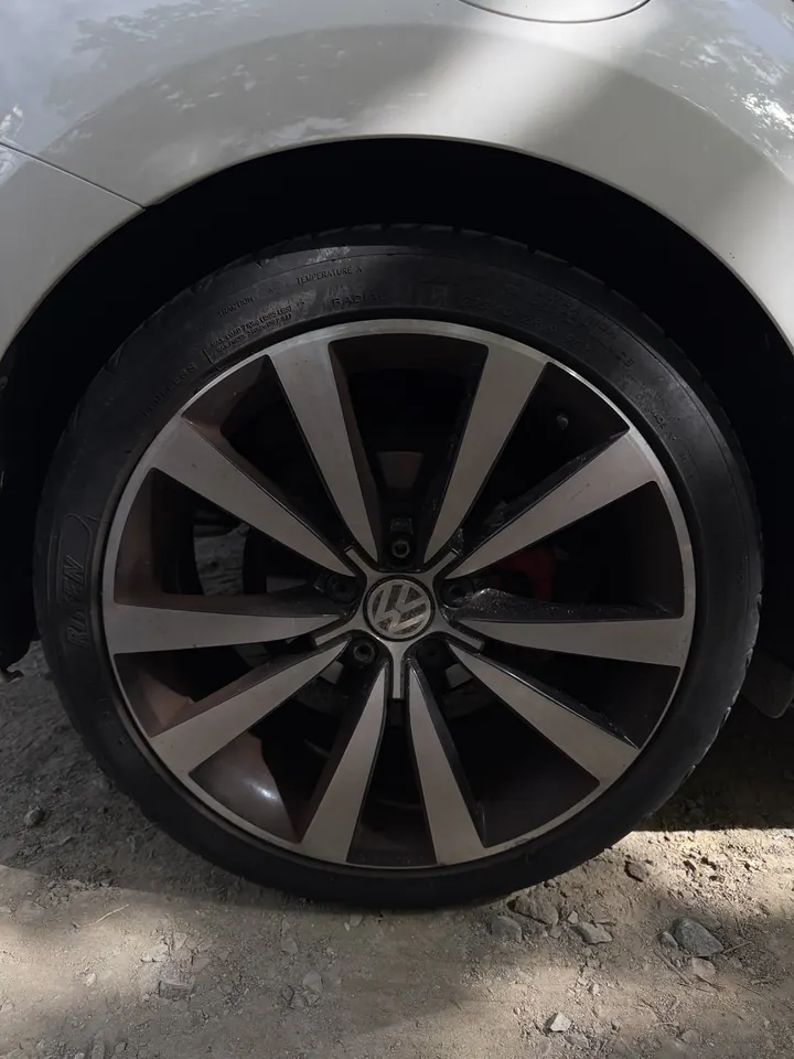 Jante en alliage d'une Volkswagen Beetle couverte de poussière de frein avant nettoyage