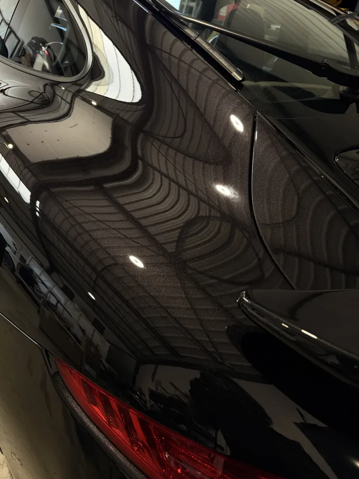 Reflets nets sur l'aile arrière d'une carrosserie noire, travaillée par Skinwraps