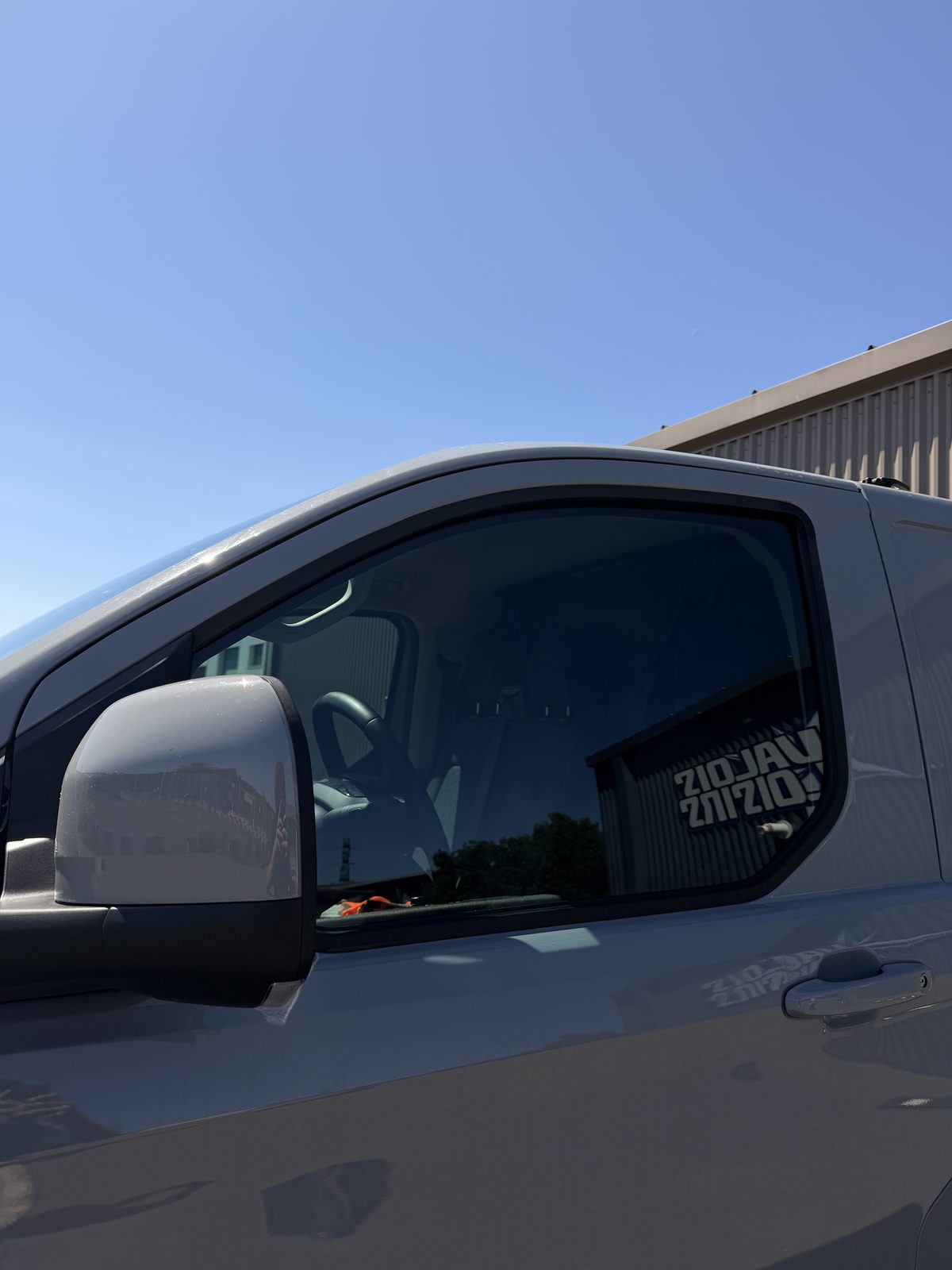 Ford Transit Custom — vitre avant teintée conforme, pose Skinwraps