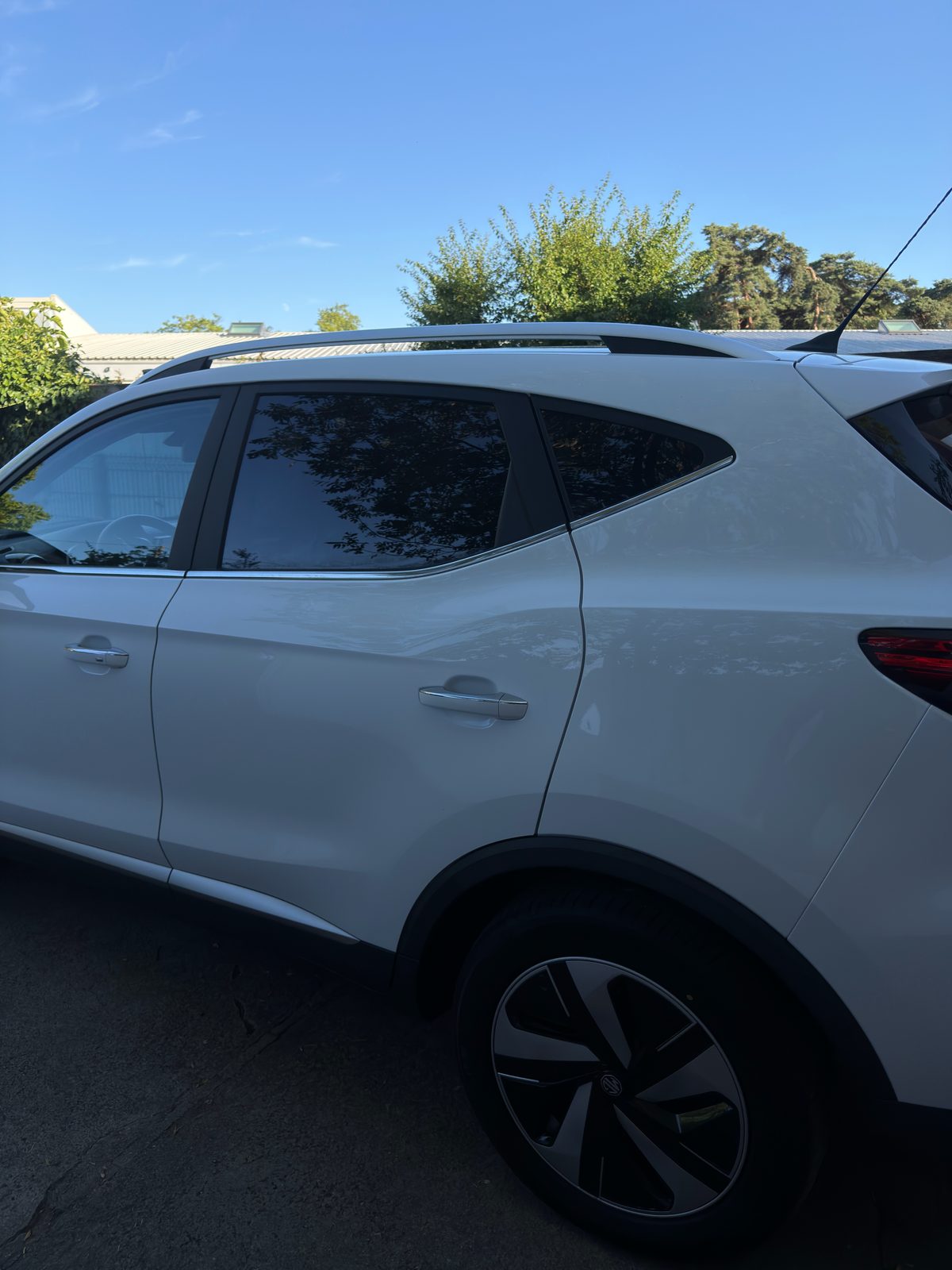 MG ZS — vitres teintées arrière sur SUV blanc, pose Skinwraps Loire