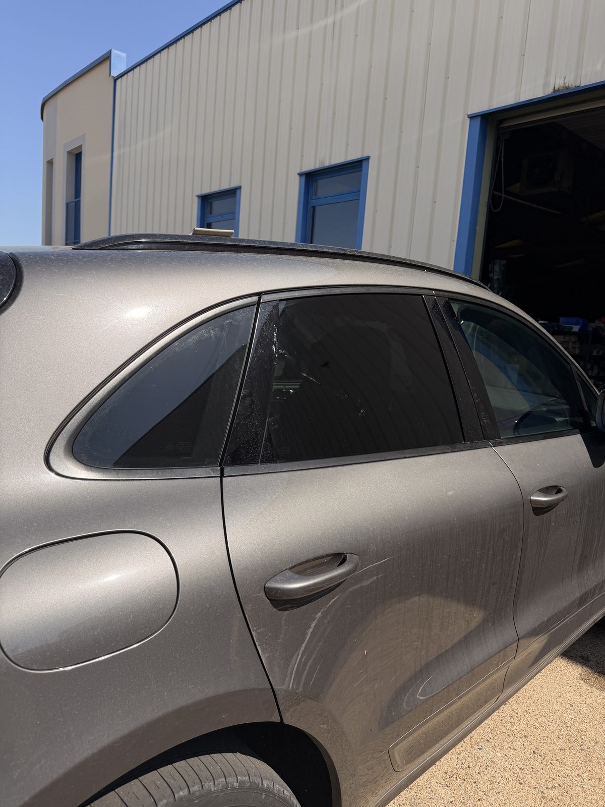 Porsche Macan — vitres teintées latérales et custode arrière par Skinwraps
