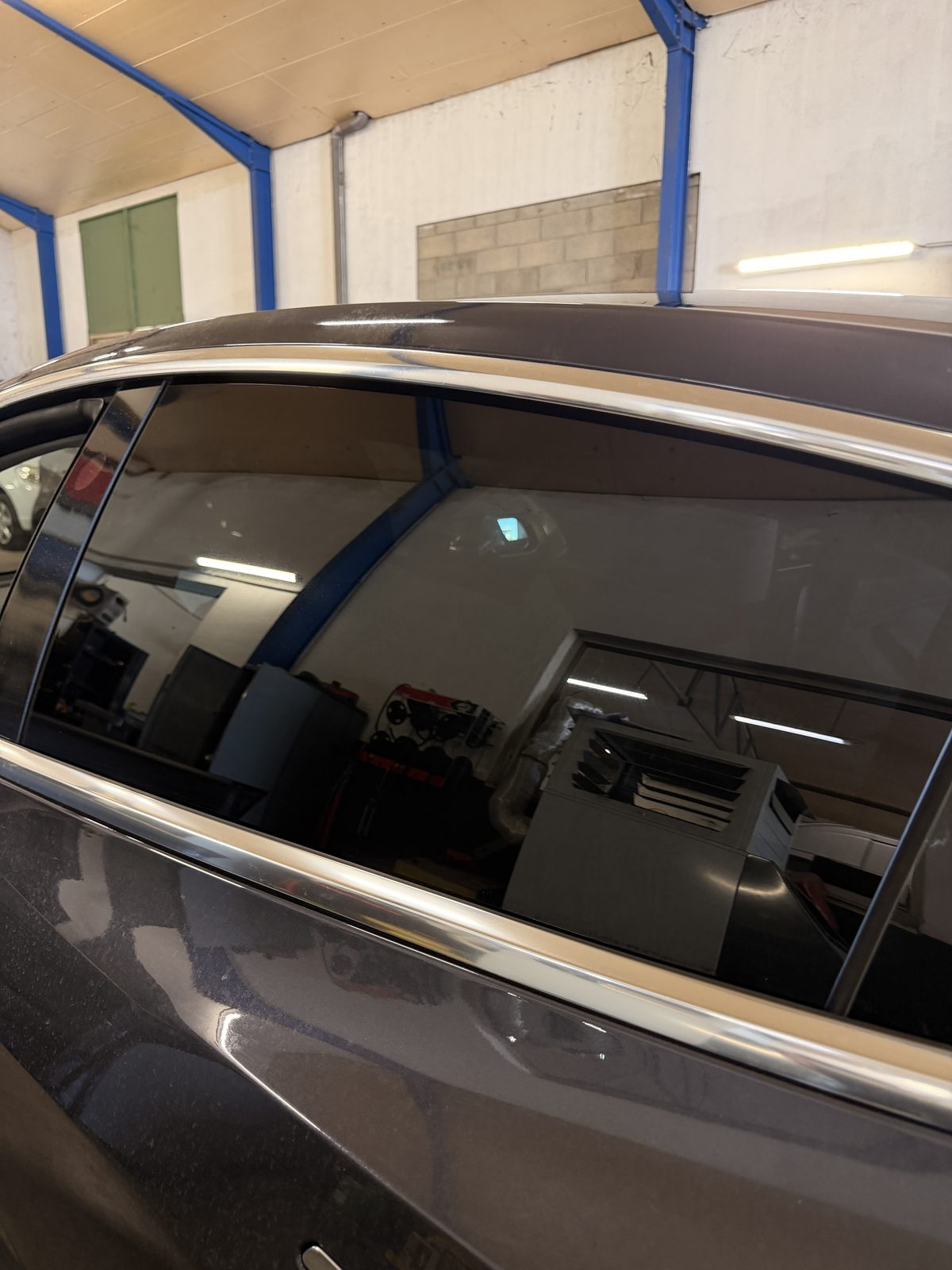 Tesla Model 3 — vitres latérales teintées, pose Skinwraps