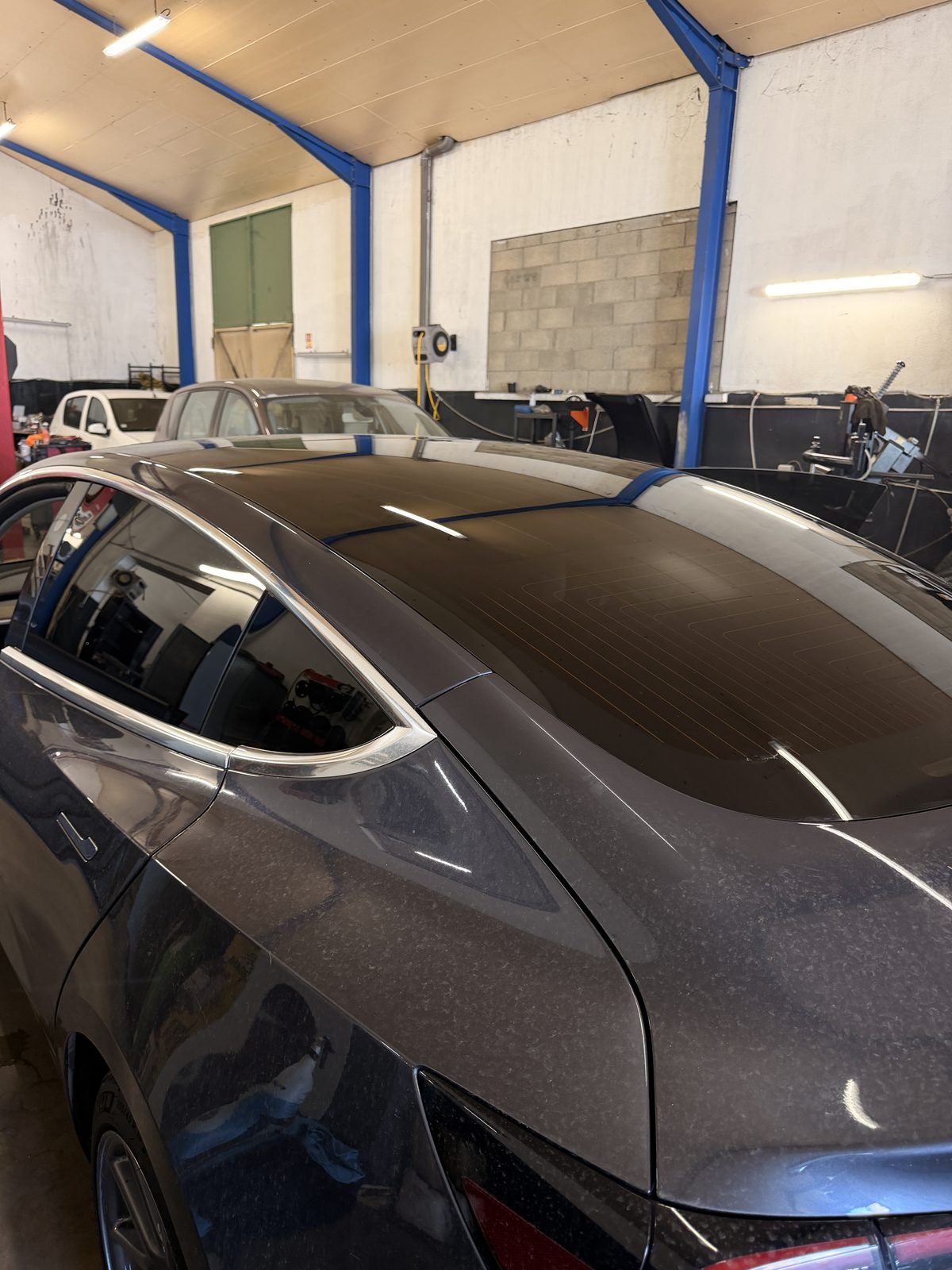 Tesla Model 3 — vitres teintées et lunette arrière, pose Skinwraps