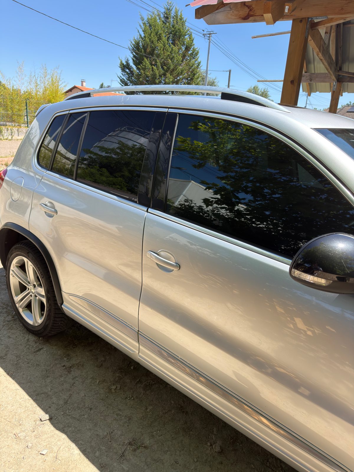 VW Tiguan — vitres teintées arrière vues de profil, pose Skinwraps Loire